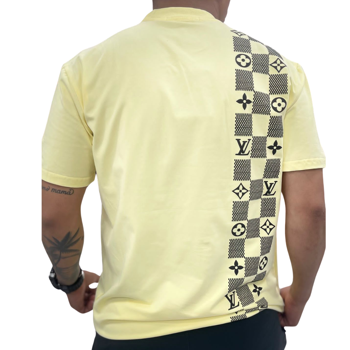 Comprar Camiseta Louis Vuitton Playera Hombre. En Onlineshoppingcenterg, te ofrecemos la mejor selección de camisetas Louis Vuitton para hombre, ideales para aquellos que buscan un estilo único y elegante. Si quieres comprar camiseta Louis Vuitton playera hombre, aquí encontrarás todo lo necesario para tomar una decisión informada y adquirir una pieza de lujo que destaque en cualquier ocasión.  ¿Por Qué Elegir una Camiseta Louis Vuitton para Hombre? Las camisetas Louis Vuitton combinan calidad, exclusividad y estilo. Cada prenda de la marca es conocida por su diseño innovador y atención al detalle, ofreciendo una experiencia de moda incomparable.  Ventajas de Comprar una Camiseta Louis Vuitton Material de Alta Calidad: Las camisetas están hechas de materiales duraderos y suaves al tacto. Estilo Exclusivo: Louis Vuitton diseña camisetas y camisas que son difíciles de igualar en estilo. Versatilidad: Ideales para combinar con cualquier atuendo, ya sea formal o casual. En nuestra tienda, Onlineshoppingcenterg, puedes encontrar desde una camiseta Louis Vuitton negra hasta una camisa de cuadros Louis Vuitton. Disponemos de una amplia variedad de estilos, colores y tallas para adaptarnos a tus necesidades.  Tipos de Camisetas Louis Vuitton Hombre Camisetas Básicas y Negras Si buscas una opción clásica y versátil, una camiseta Louis Vuitton básica o camiseta Louis Vuitton negra es perfecta para ti. Estas camisetas son elegantes y fáciles de combinar, siendo ideales para ocasiones informales y semiformales.